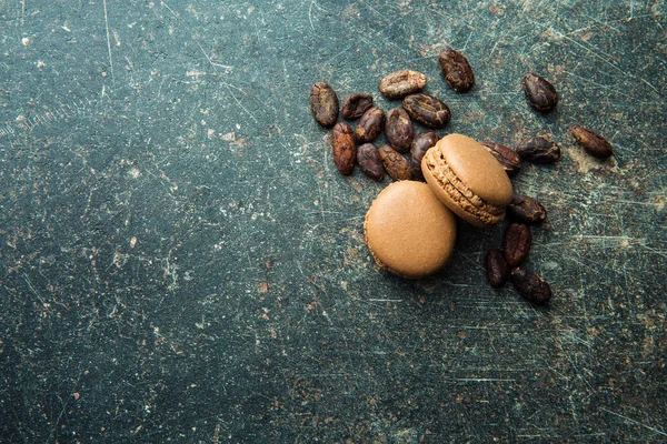 Lezzetli çikolata macaroons ve kahve çekirdekleri. — Stok fotoğraf