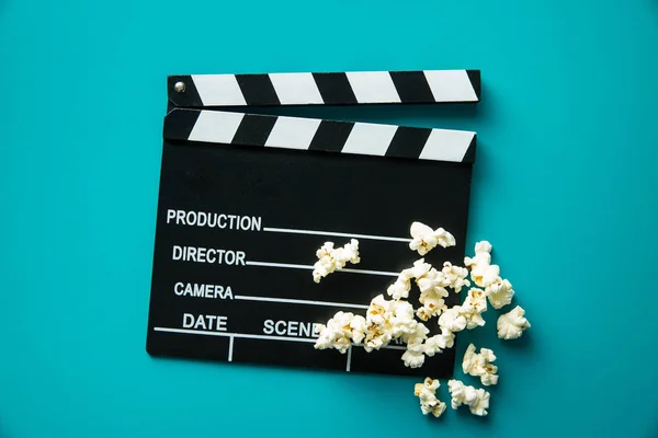 Clapperboard y palomitas de maíz . — Foto de Stock