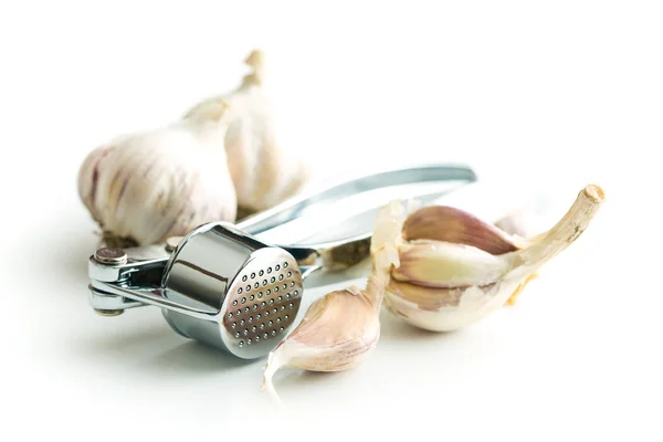 Prensa de ajo y ajo . — Foto de Stock