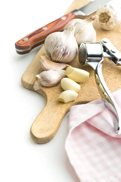 Knoblauch und Knoblauchpresse. — Stockfoto