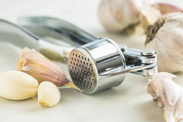 Garlic and garlic press. — Stok fotoğraf