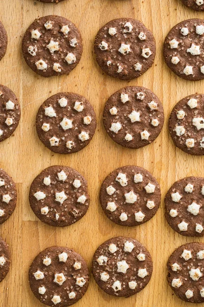 Tmavé čokoládové cookies. — Stock fotografie