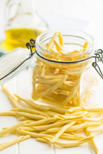 Ruwe Italiaanse pasta. — Stockfoto