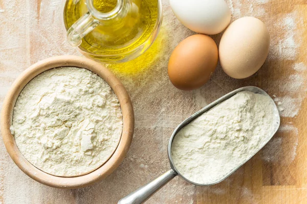 白い小麦粉と卵. — ストック写真