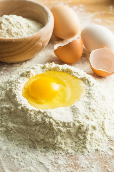 Raw egg and flour. — Stock Photo, Image