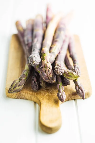 Asparagi viola freschi . — Foto Stock