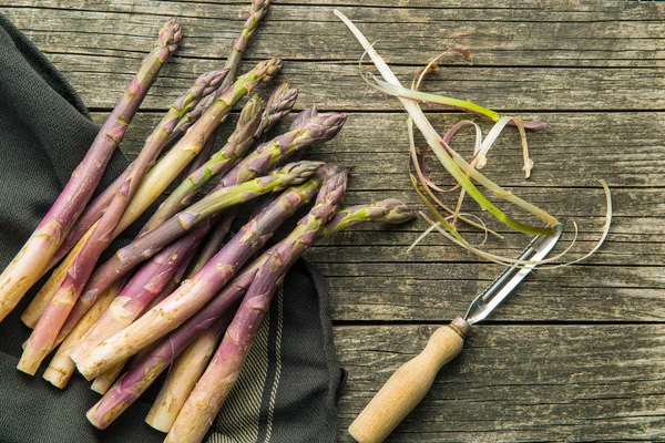 Asparagi viola freschi . — Foto Stock