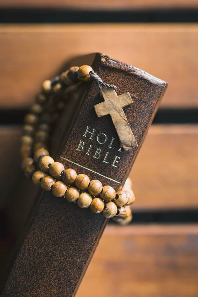 Rosary beads and holy bible. — Stock Photo, Image