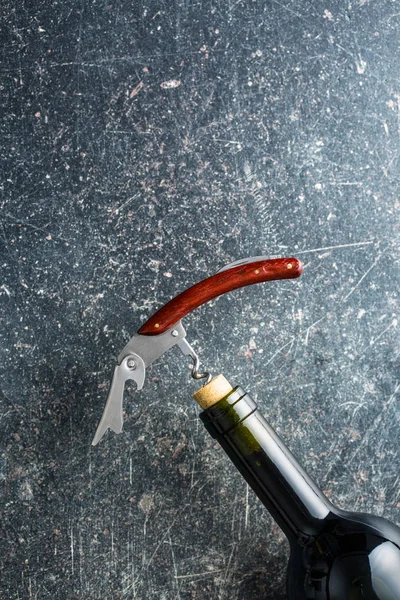 Fles wijn met corkscrew. — Stockfoto