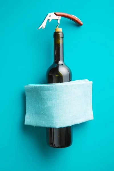 Fles wijn met corkscrew. — Stockfoto