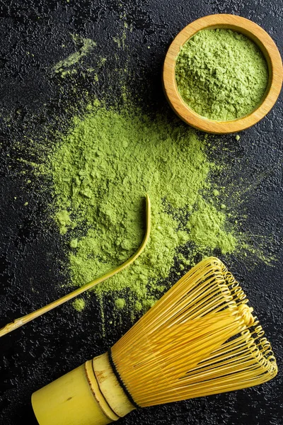 Poudre de thé matcha vert avec fouet de bambou, cuillère et bol . — Photo