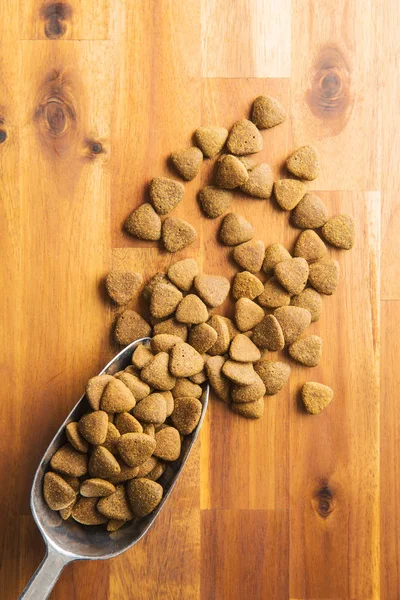 Dry kibble dog food in scoop. — Stock Photo, Image