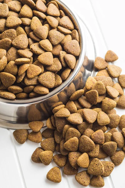 Comida seca para perros kibble en tazón . — Foto de Stock