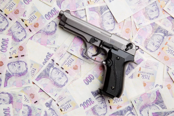 Pistola y dinero . — Foto de Stock