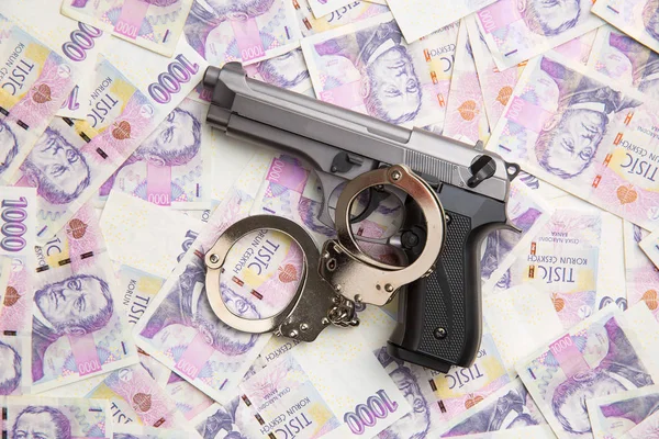 Handfeuerwaffe, Handschellen und Geld. — Stockfoto