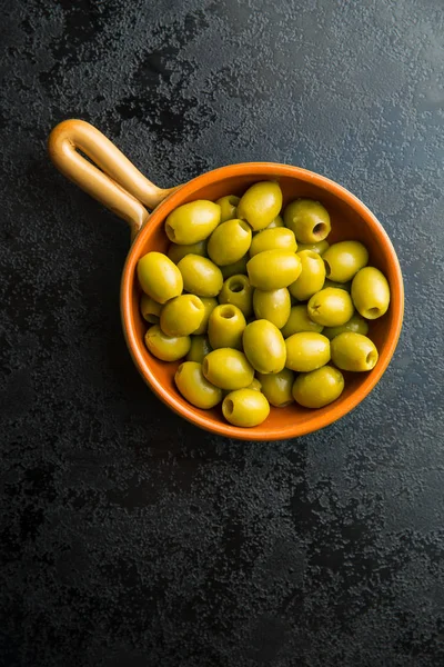 Зеленые оливки в миске . — стоковое фото