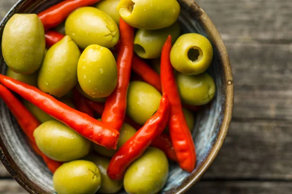 Piments marinés et olives vertes . — Photo