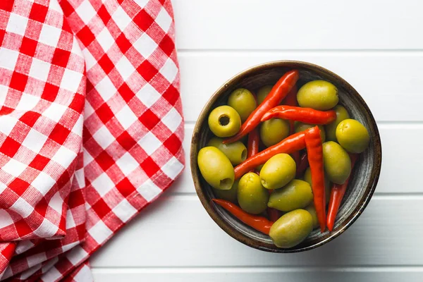 Eingelegte Chilischoten und grüne Oliven. — Stockfoto