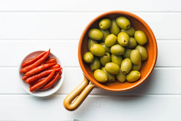 Peperoncini sottaceto e olive verdi . — Foto Stock