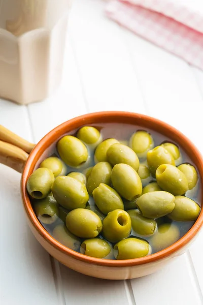 Маринованные зеленые оливки . — стоковое фото