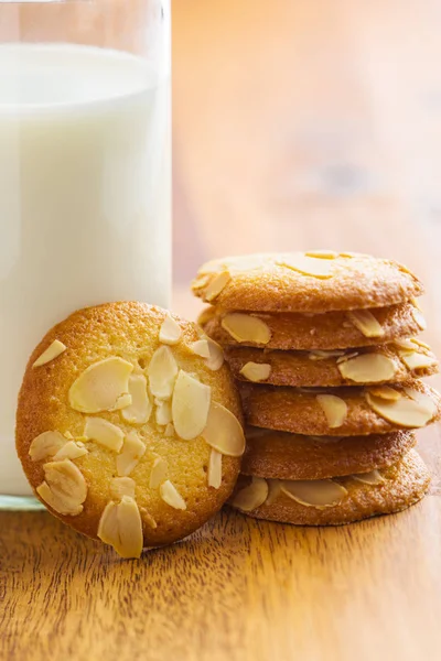 Süße Mandelplätzchen mit Milch. — Stockfoto