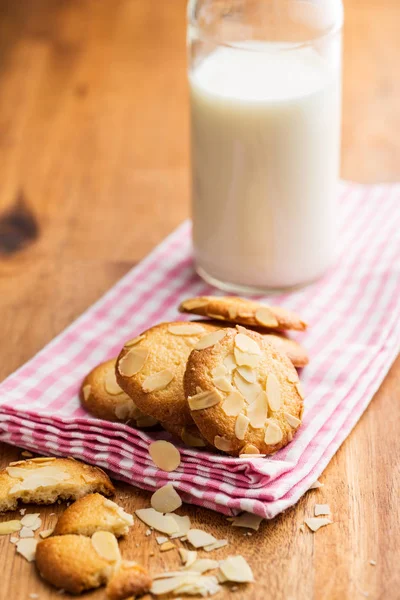 Biscotti di mandorle dolci con latte . — Foto Stock