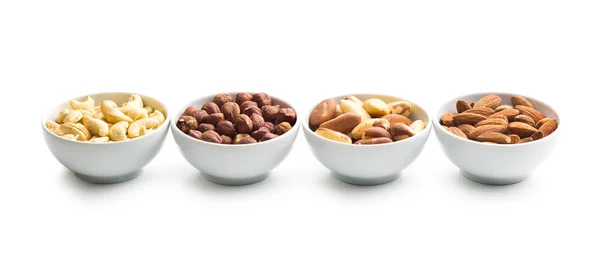 Lískové oříšky, mandle, kešu a para ořechy. — Stock fotografie