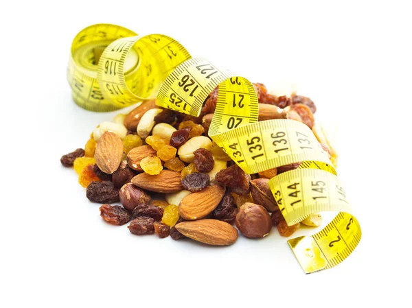 Verschillende noten en rozijnen met meetlint. — Stockfoto
