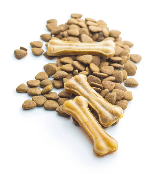 Hueso de perro masticable y comida seca para perros kibble . — Foto de Stock