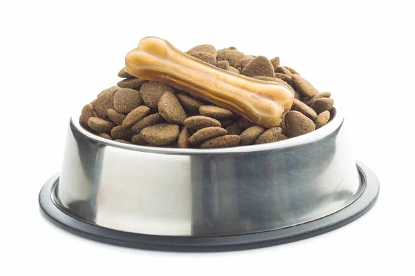 Hueso de perro masticable y comida seca para perros kibble . — Foto de Stock