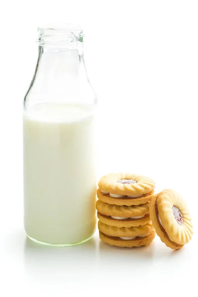Marmeladenkekse und eine Flasche Milch. — Stockfoto