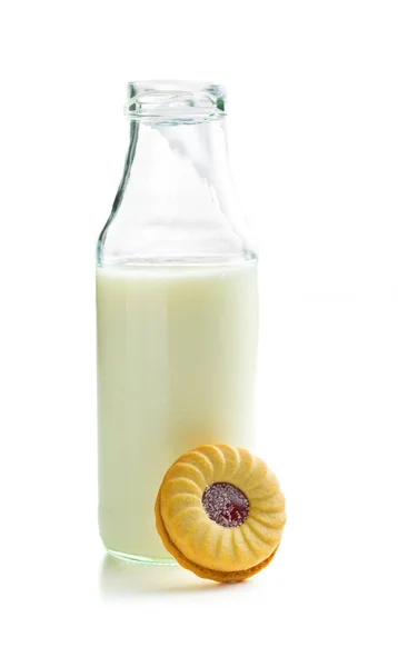 Jam ring koekjes en fles melk. — Stockfoto