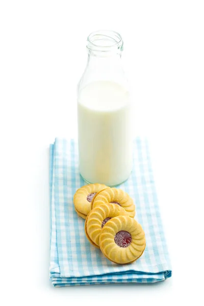 Marmeladenkekse und eine Flasche Milch. — Stockfoto