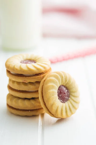 Zoete koekjes met jam. — Stockfoto