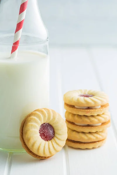 Biscoitos doces com geléia e leite . — Fotografia de Stock