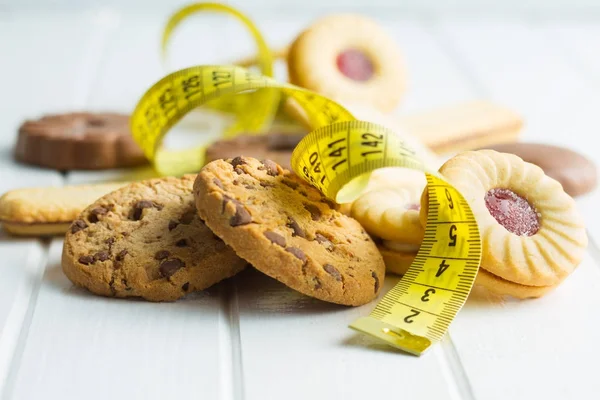 Biscoitos doces e fita métrica . — Fotografia de Stock