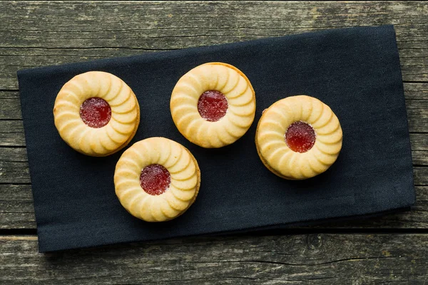 Biscoitos doces com engarrafamento . — Fotografia de Stock