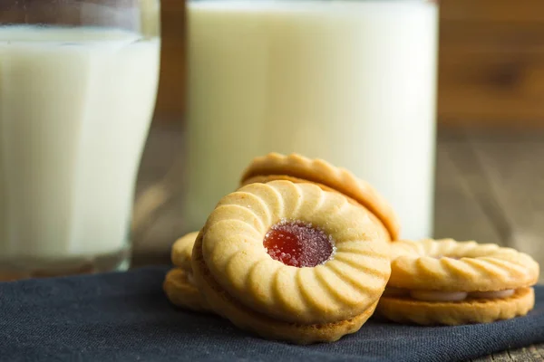 Biskuit manis dengan selai . — Stok Foto
