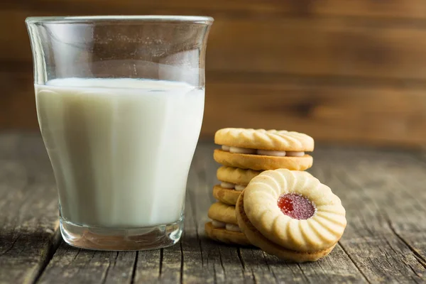 Süße Kekse mit Marmelade. — Stockfoto