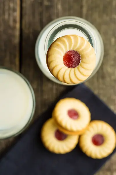 Süße Kekse mit Marmelade. — Stockfoto