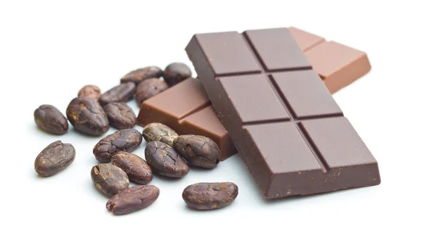 Barretta di cioccolato e fave di cacao . — Foto Stock