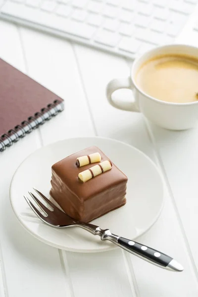 Pauze voor koffie en zoete dessert. — Stockfoto