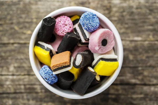 Doces de alcaçuz misto em tigela . — Fotografia de Stock