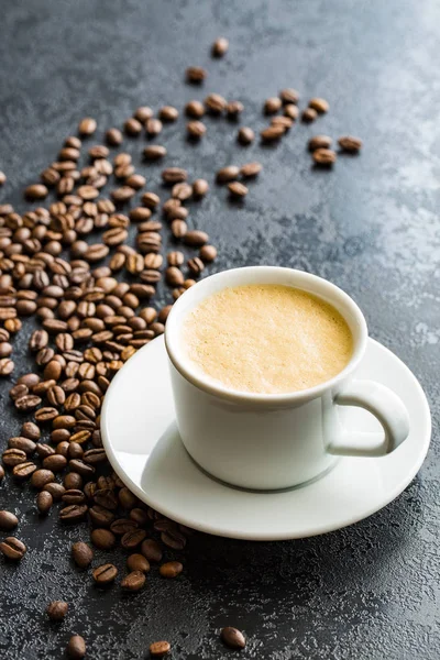 Caffè caldo cappuccino e chicchi di caffè . — Foto Stock