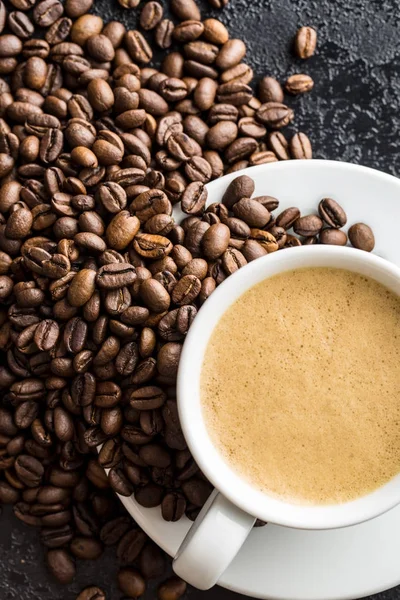 Sıcak kahve cappuccino ve kahve çekirdekleri. — Stok fotoğraf