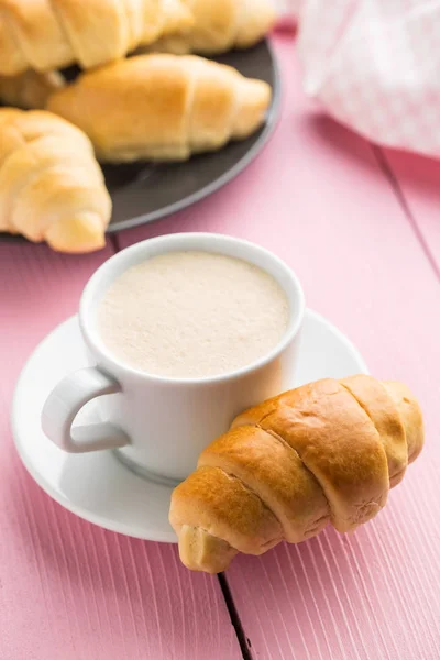 Croissants sabrosos dulces y taza de café . — Foto de Stock