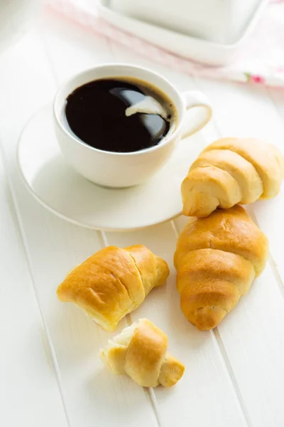 Dolci croissant gustosi e tazza di caffè . — Foto Stock