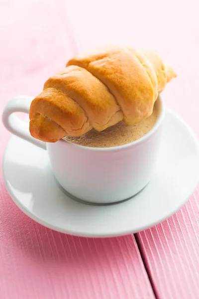 Croissants saborosos doces e xícara de café . — Fotografia de Stock