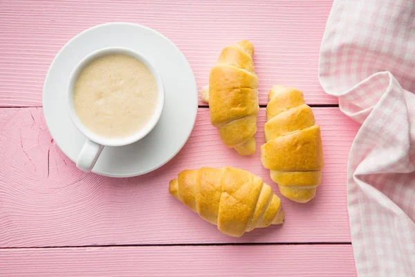 Dolci croissant gustosi e tazza di caffè . — Foto Stock