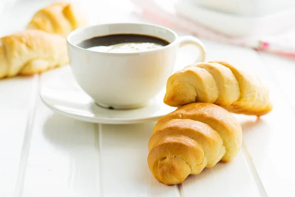 Dolci croissant gustosi e tazza di caffè . — Foto Stock